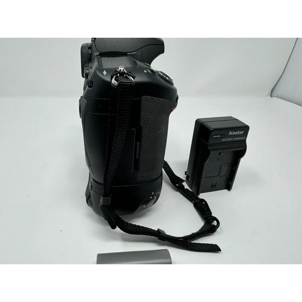 Nikon D D300 12.3 MP DSLR W/Grip,Hardshe ll Case, L-Plate,2GB & 565 Shutter Coun